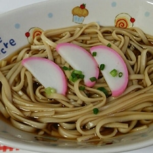 ネギとかまぼこのうどん